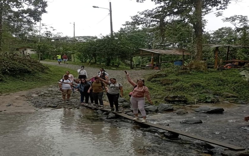 Estudiantes Turismo realizan visitan técnica en aguas termales de Zhagal