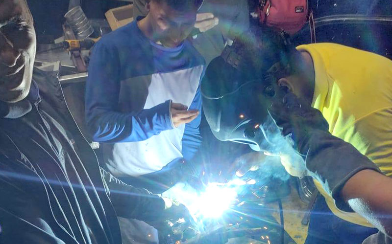 FATV presenta a "NEWTON" emblema de la facultad creada con piezas mecánicas recicladas. 