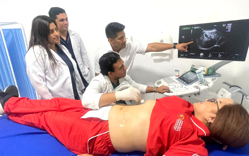 Nuestros estudiantes del grupo #IPE10 de la carrera de Imagenología y Radiología están realizando prácticas de ecografía.