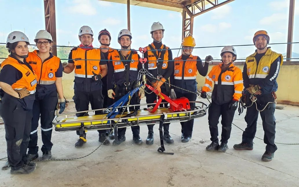 Nuestros estudiantes del grupo #EMPE04 en la carrera de Emergencias Médicas