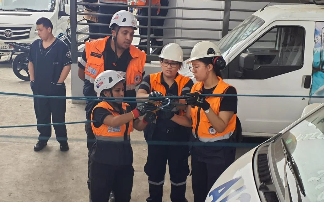 Nuestros estudiantes del grupo #EMPE04 en la carrera de Emergencias Médicas
