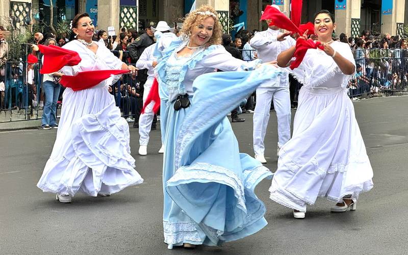 ITB en el Primer Desfile de Carros Alegóricos “Guayas se Mueve al Cambio” organizado por la Prefectura del Guayas. 