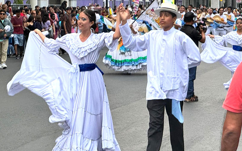 ITB en el Primer Desfile de Carros Alegóricos “Guayas se Mueve al Cambio” organizado por la Prefectura del Guayas. 