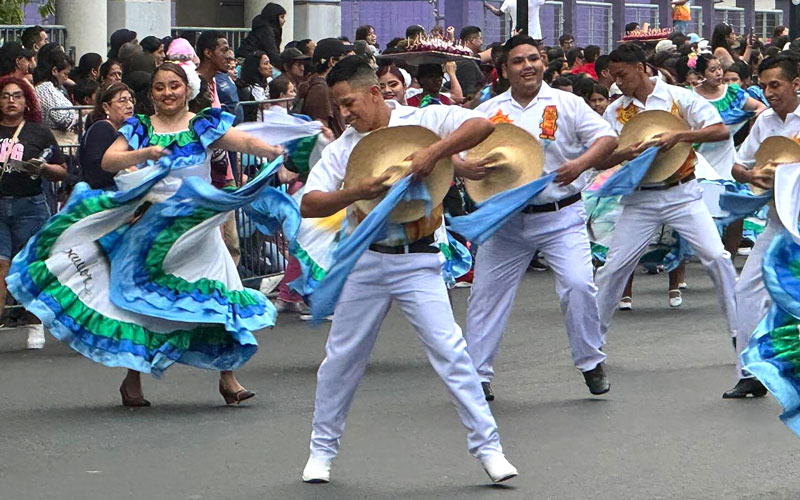 ITB en el Primer Desfile de Carros Alegóricos “Guayas se Mueve al Cambio” organizado por la Prefectura del Guayas. 