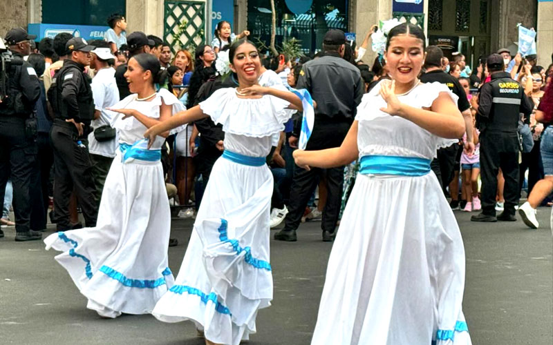 ITB en el Primer Desfile de Carros Alegóricos “Guayas se Mueve al Cambio” organizado por la Prefectura del Guayas. 