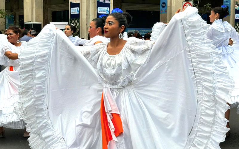 ITB en el Primer Desfile de Carros Alegóricos “Guayas se Mueve al Cambio” organizado por la Prefectura del Guayas. 