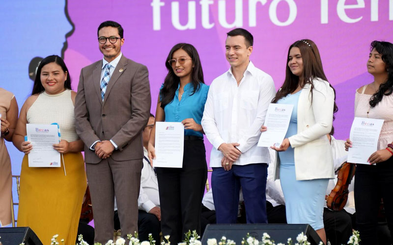 Estudiantes del ITB asistieron a Sesión Solemne por los 489 años de Fundación de Guayaquil. 