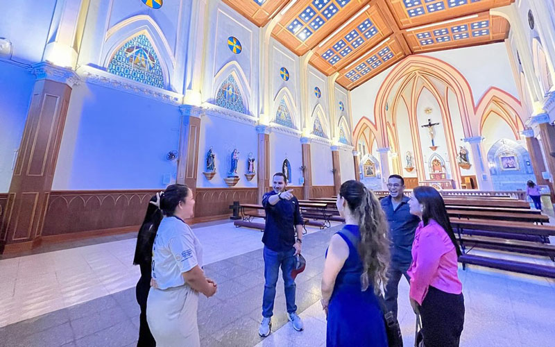 Reunión estratégica para el Proyecto Turístico “Destino de Luz” en la Catedral de Guayaquil.