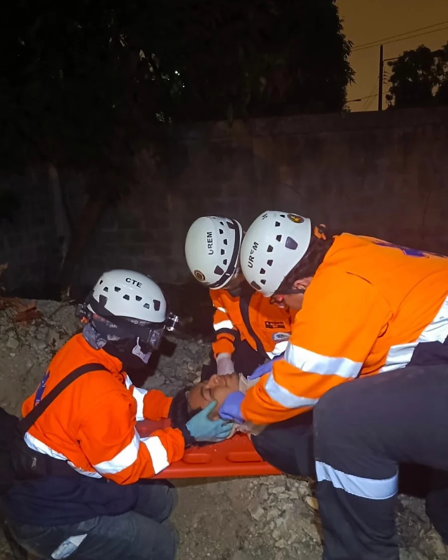 Nuestros estudiantes de la carrera de Emergencias Médicas del #MEMPN02 del ITB, participan en clases prácticas sobre estructuras colapsadas