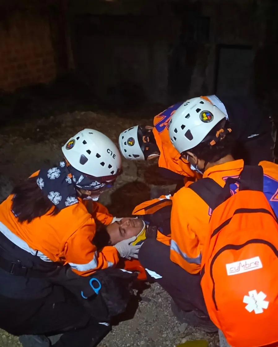 Nuestros estudiantes de la carrera de Emergencias Médicas del #MEMPN02 del ITB, participan en clases prácticas sobre estructuras colapsadas