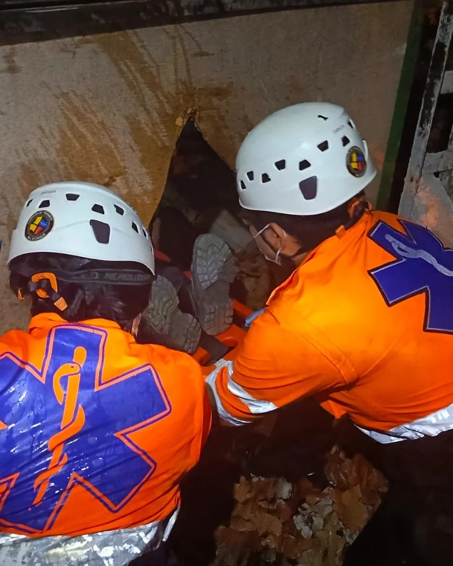 Nuestros estudiantes de la carrera de Emergencias Médicas del #MEMPN02 del ITB, participan en clases prácticas sobre estructuras colapsadas
