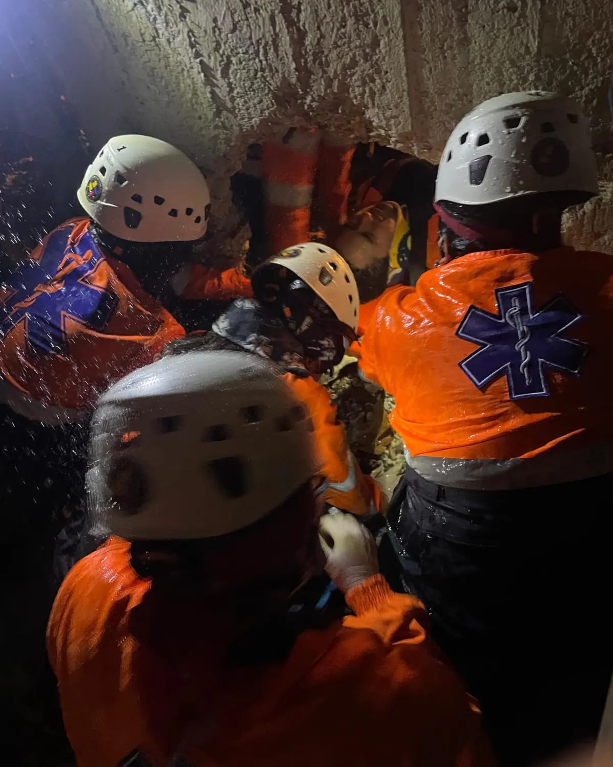 Nuestros estudiantes de la carrera de Emergencias Médicas del #MEMPN02 del ITB, participan en clases prácticas sobre estructuras colapsadas