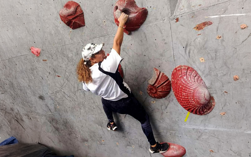 Estudiantes de Turismo se aventuran en Escalada Urbana en el Estadio Modelo de Guayaquil. 