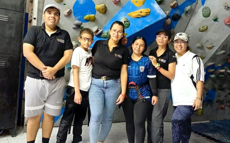 Estudiantes de Turismo se aventuran en Escalada Urbana en el Estadio Modelo de Guayaquil. 
