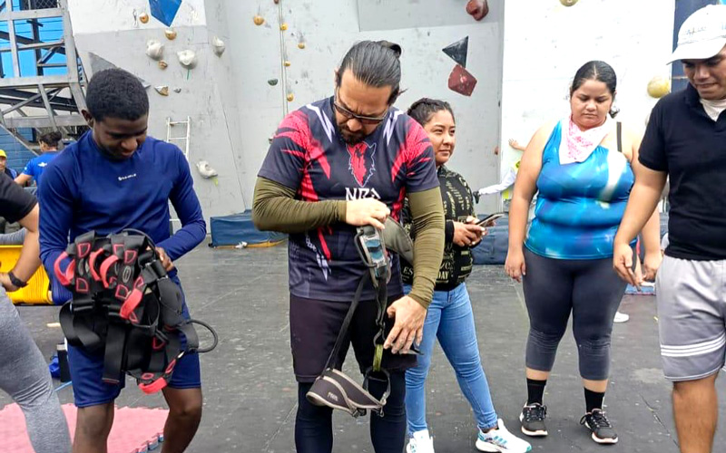 Estudiantes de Turismo se aventuran en Escalada Urbana en el Estadio Modelo de Guayaquil. 