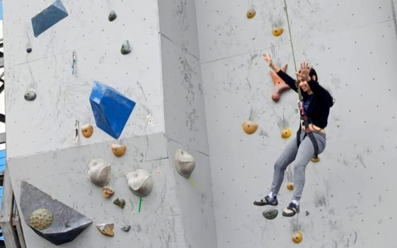 Estudiantes de Turismo se aventuran en Escalada Urbana en el Estadio Modelo de Guayaquil. 