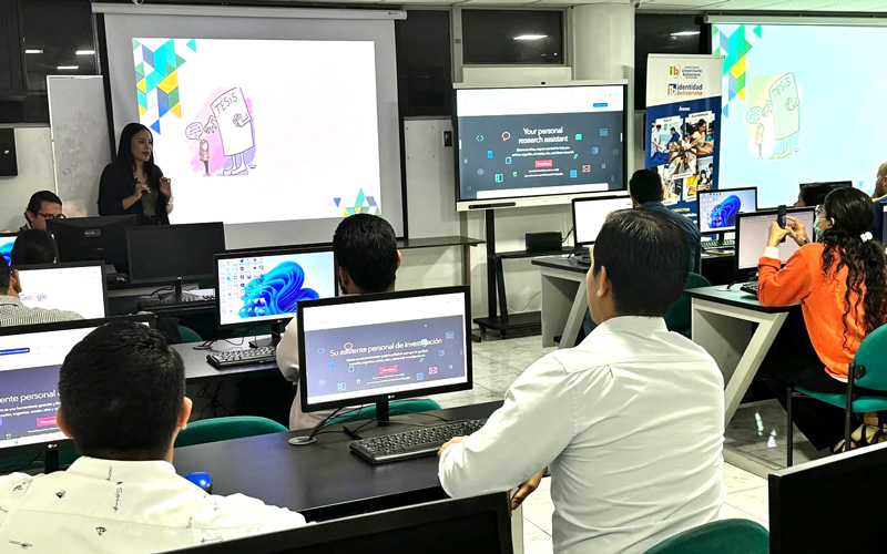 Autoridades, docentes y estudiantes del ITB aprenden a usar el gestor bibliográfico Zotero. 