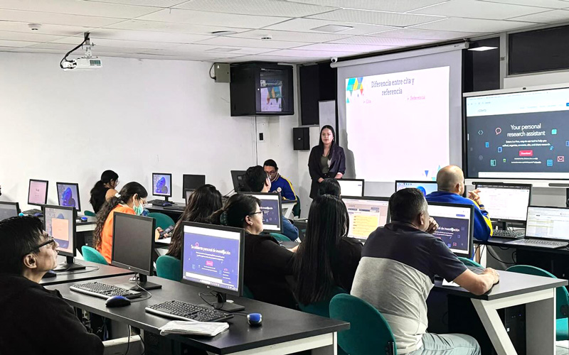 Autoridades, docentes y estudiantes del ITB aprenden a usar el gestor bibliográfico Zotero. 