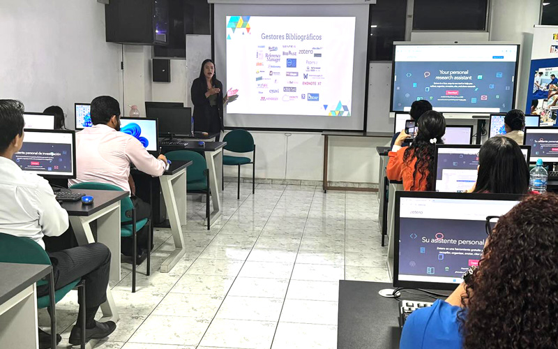 Autoridades, docentes y estudiantes del ITB aprenden a usar el gestor bibliográfico Zotero. 