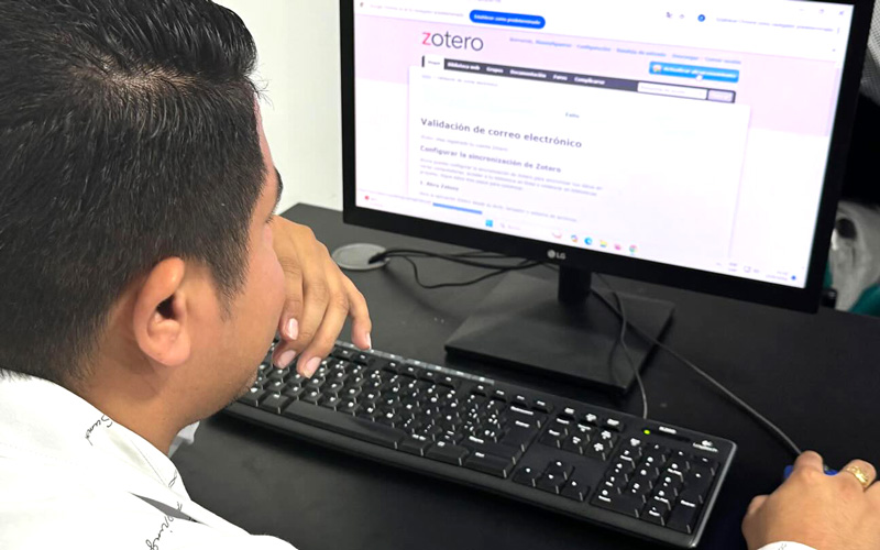 Autoridades, docentes y estudiantes del ITB aprenden a usar el gestor bibliográfico Zotero. 