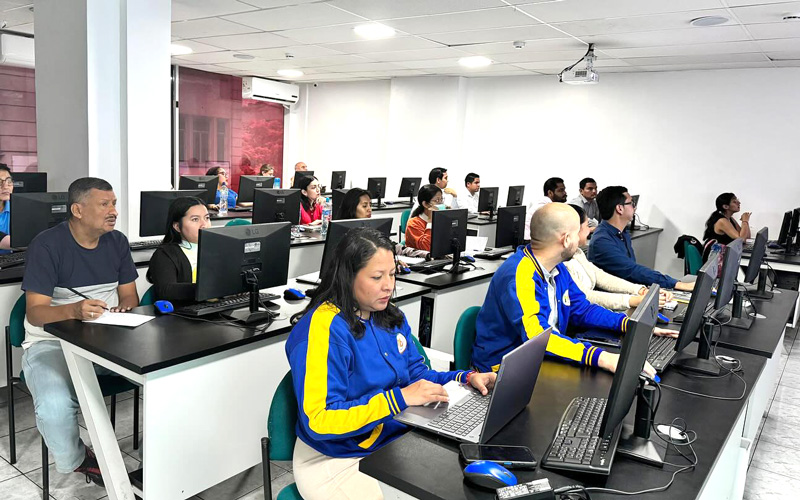 Autoridades, docentes y estudiantes del ITB aprenden a usar el gestor bibliográfico Zotero. 