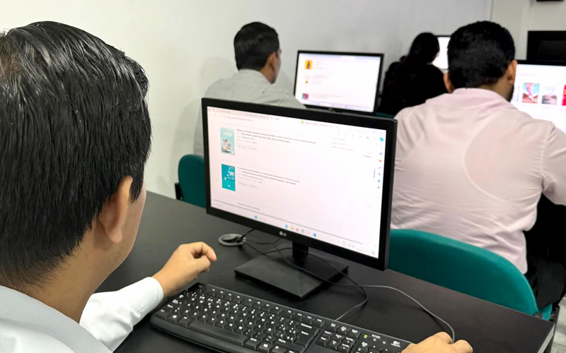 Autoridades, docentes y estudiantes del ITB aprenden a usar el gestor bibliográfico Zotero. 