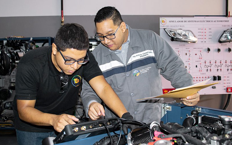 ¡Éxito en el Examen Práctico Complexivo de la carrera de Mecánica Automotriz!