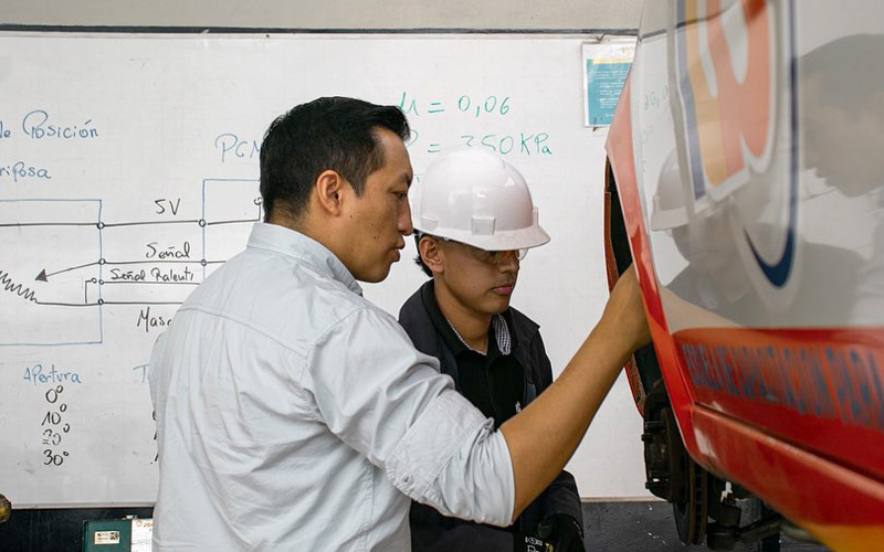 ¡Éxito en el Examen Práctico Complexivo de la carrera de Mecánica Automotriz!