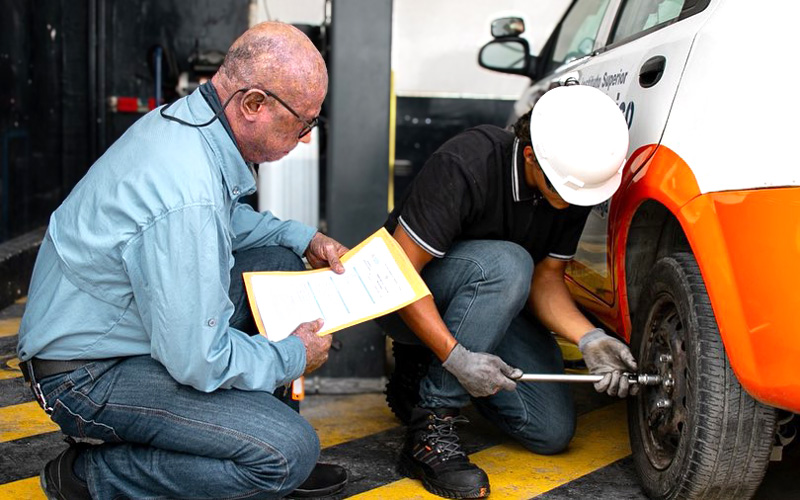 ¡Éxito en el Examen Práctico Complexivo de la carrera de Mecánica Automotriz!