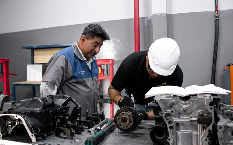 ¡Éxito en el Examen Práctico Complexivo de la carrera de Mecánica Automotriz!