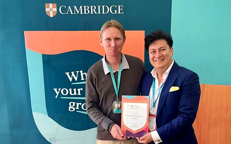 Director de Buckingham English Center recibe aval de Cambridge. 