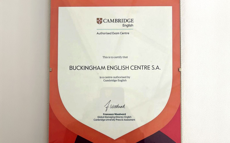 Director de Buckingham English Center recibe aval de Cambridge. 