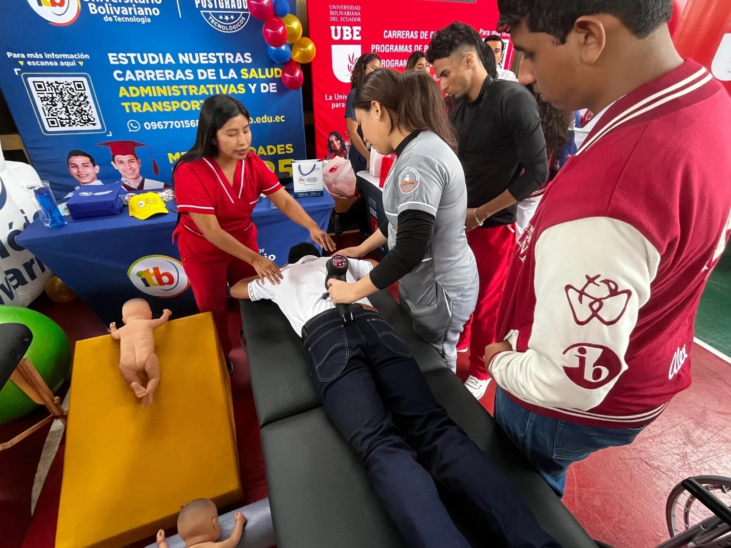¡Estudiantes de Rehabilitación Física del ITB en acción en feria educativa en Guayaquil! 
