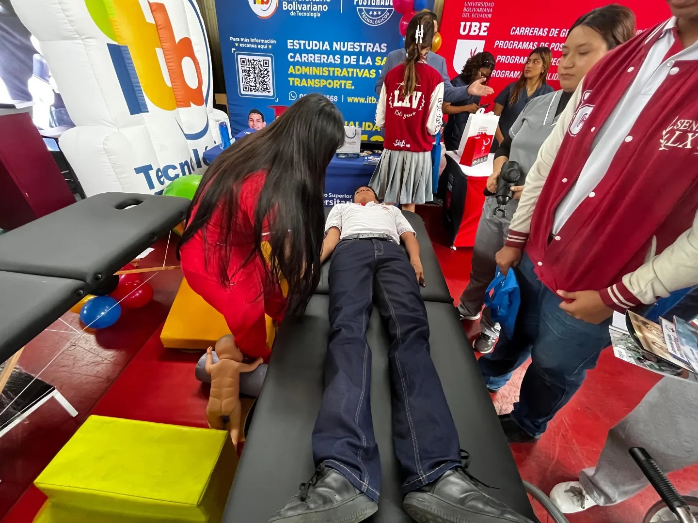 ¡Estudiantes de Rehabilitación Física del ITB en acción en feria educativa en Guayaquil! 