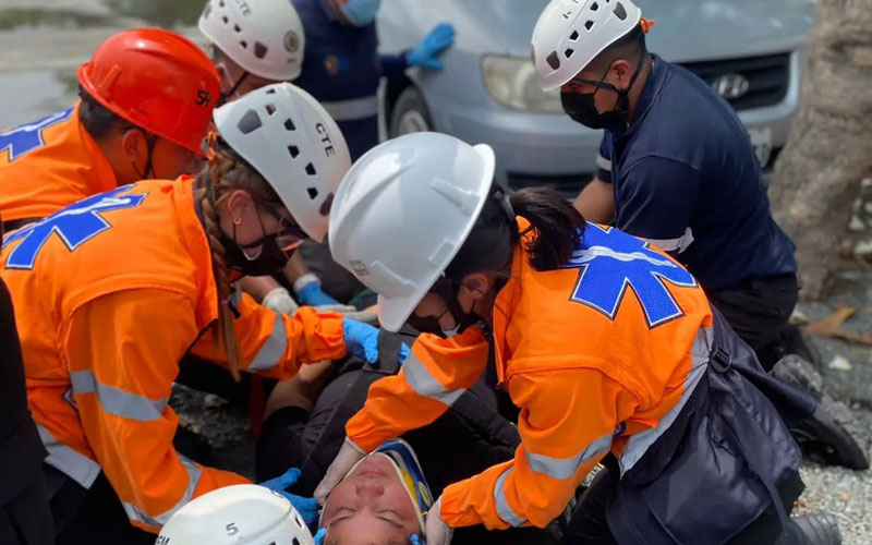 Los estudiantes del grupo #MEMPN02 de la carrera de Emergencias Médicas