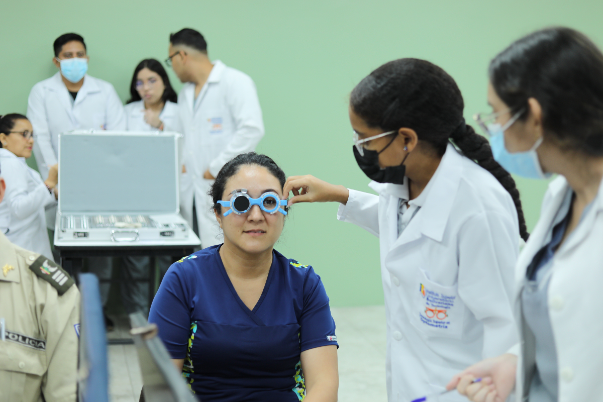 Estudiantes de Optometría del ITB participan en la Campaña Visual "Lentes con Propósito"