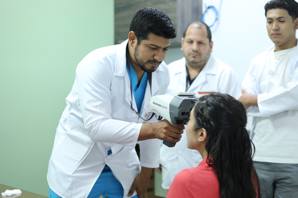 Estudiantes de Optometría del ITB participan en la Campaña Visual "Lentes con Propósito"