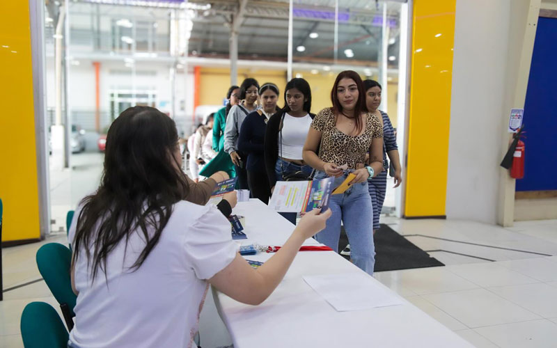 Descubre los mejores momentos de la jornada de postulación asistida a la Beca Futuro Femenino que realizó el ITB a más de 400 mujeres.