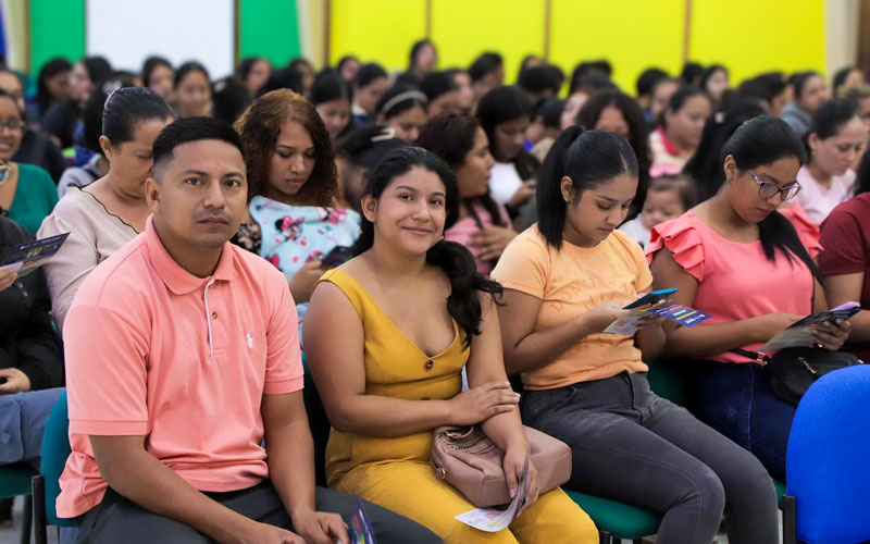 Descubre los mejores momentos de la jornada de postulación asistida a la Beca Futuro Femenino que realizó el ITB a más de 400 mujeres.