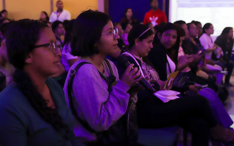 Descubre los mejores momentos de la jornada de postulación asistida a la Beca Futuro Femenino que realizó el ITB a más de 400 mujeres.
