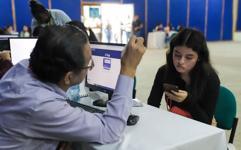 Descubre los mejores momentos de la jornada de postulación asistida a la Beca Futuro Femenino que realizó el ITB a más de 400 mujeres.