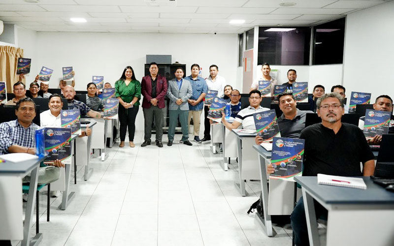 Bienvenidos al mejor Instituto del Ecuador  El grupo ELVP7-N01 inició sus clases en la carrera de Electricidad