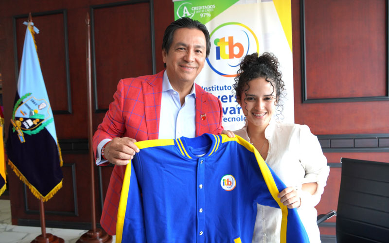 Joven guayasense recibe beca completa gracias al convenio entre el ITB y la Prefectura del Guayas. 