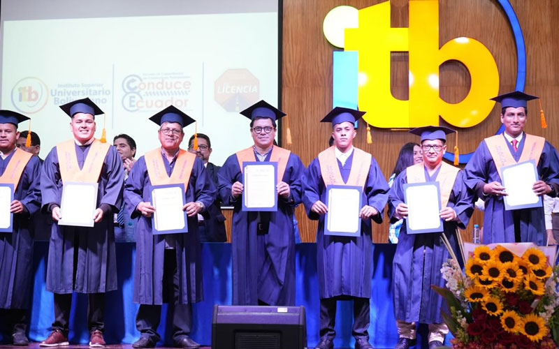 244 estudiantes de Conduce Ecuador del ITB celebraron su graduación como licenciados profesionales