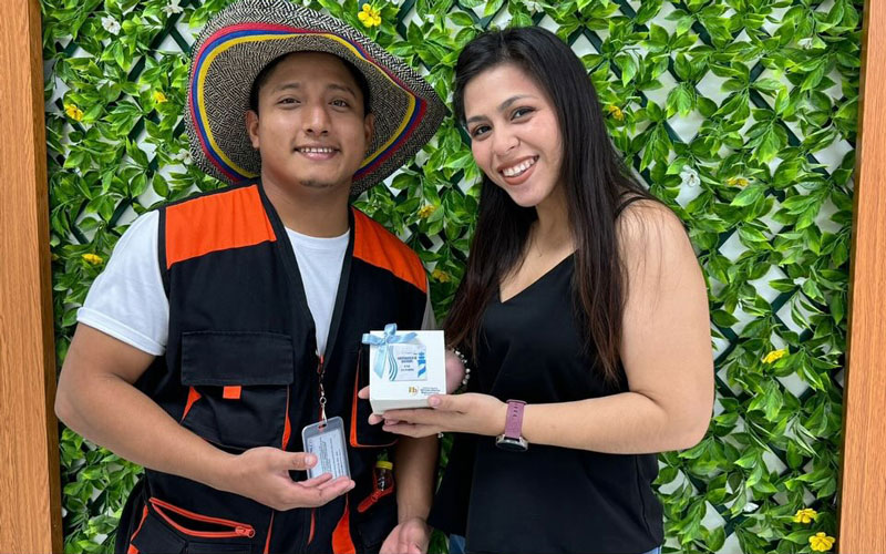 Autoridades y colaboradores del ITB celebran los 204 años de Independencia de Guayaquil.