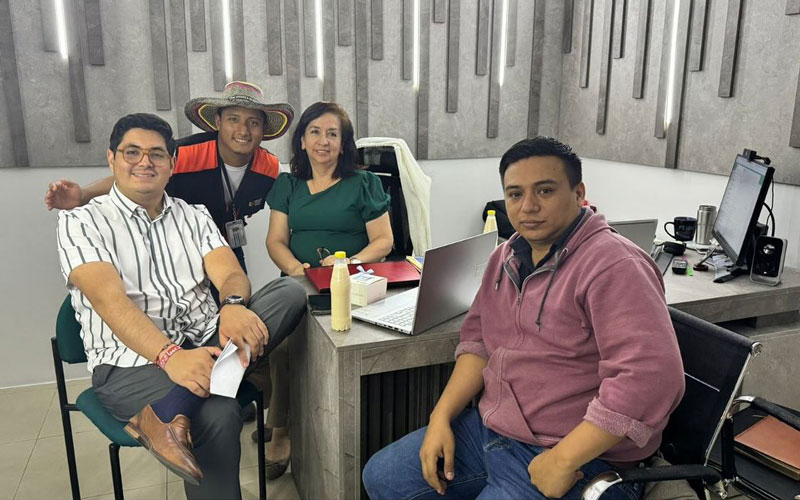 Autoridades y colaboradores del ITB celebran los 204 años de Independencia de Guayaquil.