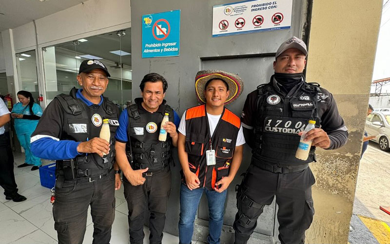 Autoridades y colaboradores del ITB celebran los 204 años de Independencia de Guayaquil.
