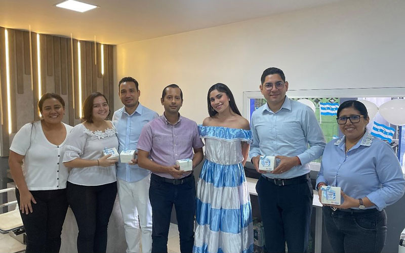 Autoridades y colaboradores del ITB celebran los 204 años de Independencia de Guayaquil.