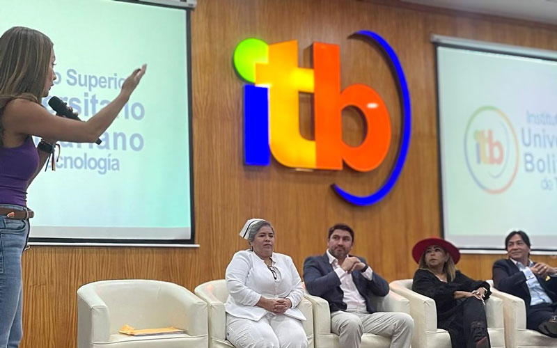 Autoridades santiarias y candidatos a asambleístas se reúnen en el "Primer Taller por la Salud" en el ITB. 