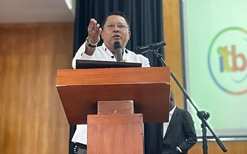 Autoridades santiarias y candidatos a asambleístas se reúnen en el "Primer Taller por la Salud" en el ITB. 